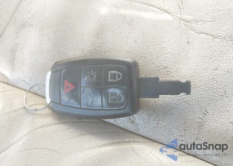 2011 Volvo V50 T5/T5 R-Design z USA, uszkodzony, nr VIN YV1672MW3B2611187